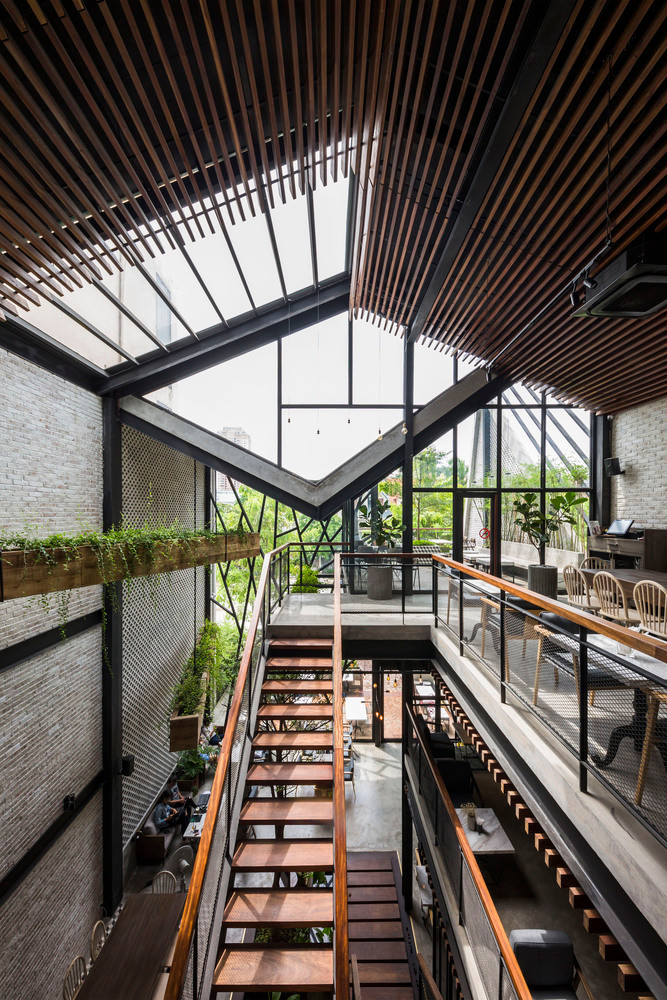 Khung thép và trần gỗ được sử dụng tối đa và đồng bộ.