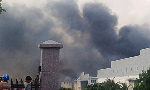 Nhà máy dệt KANGNA VN CO., LTD cháy dữ dội, khói đen kịt bầu trời.