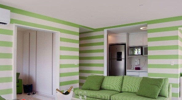 Giấy dán tường sọc ngang màu xanh vừa tạo cảm giác rộng rãi vừa tăng thêm sự thoáng mát. Ảnh: Giaydantuongtphcm.