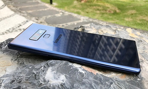 Samsung Galaxy Note9 hiện là dòng smartphone mang trong mình nhiều thông số "khủng" nhất hiện nay, như pin "khủng", bộ nhớ trong "khủng", khả năng kết nối "khủng" và có kích thước màn hình "khủng" nhất trong các dòng Galaxy, đặc biệt là đi kèm chiếc bút S Pen "thần thánh" phiên bản mới.