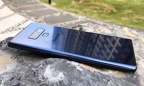 Samsung Galaxy Note9 hiện là dòng smartphone mang trong mình nhiều thông số "khủng" nhất hiện nay, như pin "khủng", bộ nhớ trong "khủng", khả năng kết nối "khủng" và có kích thước màn hình "khủng" nhất trong các dòng Galaxy, đặc biệt là đi kèm chiếc bút S Pen "thần thánh" phiên bản mới.