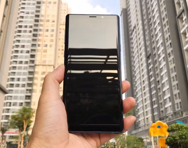 Camera trên Galaxy Note9 là camera thông minh nhất từ trước đến nay của Samsung khi ứng dụng trí tuệ nhân tạo nhằm nhận diện từng thành phần trong một bức ảnh, như cảnh sắc hay từng đối tượng cụ thể trong hình. Sau khi phân loại từng đối tượng trong bức hình theo danh sách 20 chủ đề được thiết lập sẵn, thiết bị sẽ tự điều chỉnh và tối ưu hóa độ tương phản, màu sắc theo các thuật toán tích hợp.