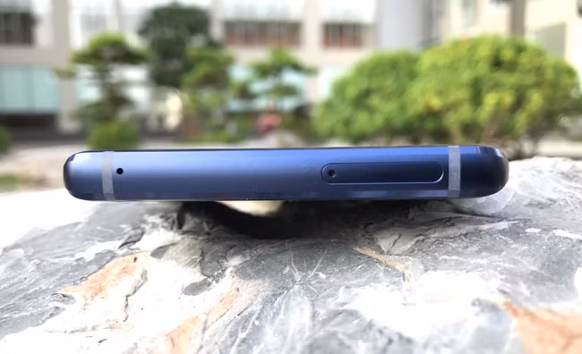 Khung máy bằng kim loại cao cấp được hoàn thiện vô cùng tỉ mỉ và thanh thoát.