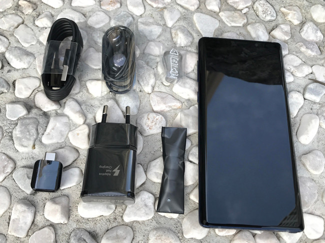 Bên trong hộp đựng Galaxy Note9 đi kèm sạc, dây cáp, tai nghe, mút bọc tai nghe, và một cây kim chọc khe SIM. Máy sở hữu kích thước 161.9 x 76.4 x 8.8 mm, trọng lượng 201 gram