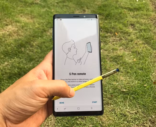Cây bút S Pen cho phép người dùng dễ dàng chụp ảnh, thuyết trình mà không phải chạm vào máy.
