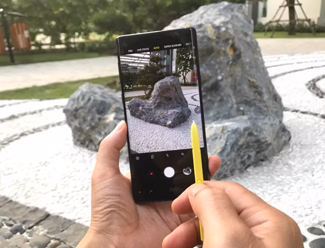 Bút S Pen được xem là tính năng biến ảo nhất từ trước đến nay của nhà Sam. S Pen ban đầu vốn được tạo ra chỉ như một công cụ viết/vẽ thông thường, đến nay đã được nâng cấp tối ưu với nhiều tính năng hơn.