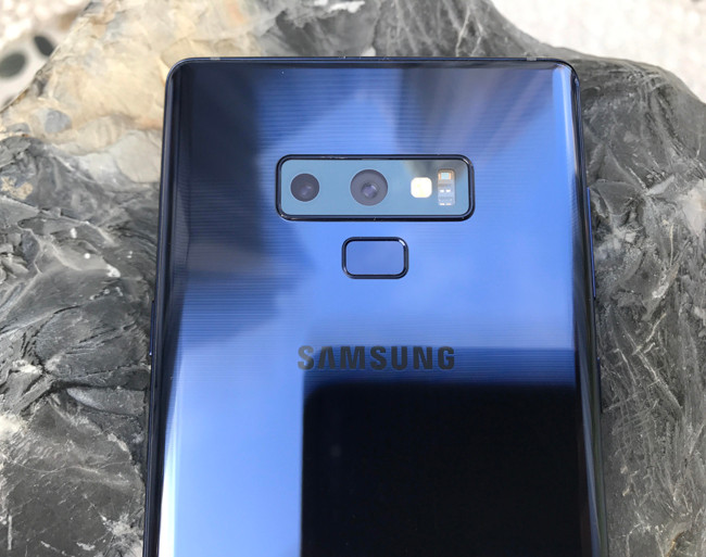 Galaxy Note9 cho phép người dùng tùy chọn dung lượng bộ nhớ trong - 128GB hoặc 512GB. Với khả năng tích hợp thẻ microSD, Galaxy Note9 hỗ trợ bộ nhớ tổng cộng lên đến 1TB.