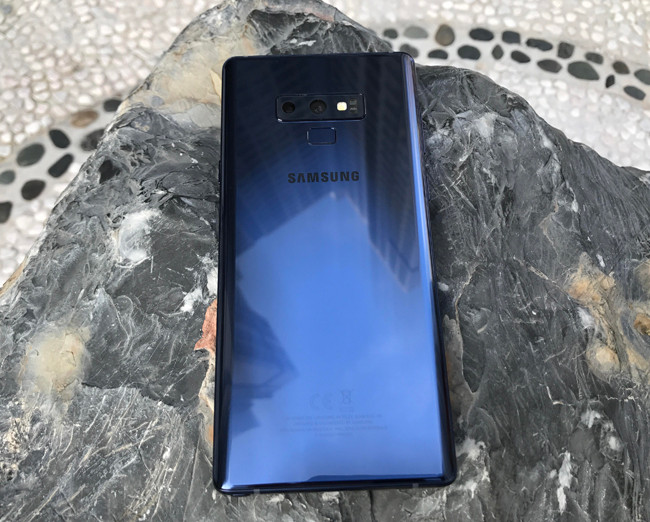 Galaxy Note9 sử dụng những công nghệ camera tiên tiến nhất của Samsung với các tính năng cải tiến mới, giúp việc chụp một tấm ảnh đẹp trở nên dễ dàng hơn. Camera sau kép 12 MP, khẩu độ f/1.5-2.4, 26mm, 1/2.55", 1.4µm, dual pixel PDAF, OIS và một cụm 12 MP, f/2.4, 52mm, 1/3.4", 1µm, AF, OIS, 2x optical zoom