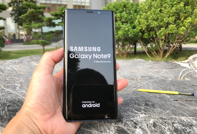 Samsung Galaxy Note9 sở hữu màn hình tràn vô cực, kích thước lên tới 6,4 inch, và không hề theo xu hướng tai thỏ. Diện tích màn hình chiếm 83.4%, màn hình độ phân giải 1440 x 2960 pixels, mật độ điểm ảnh 516ppi. Màn hình được bảo vệ bằng kính cường lực Corning Gorilla Glass 5