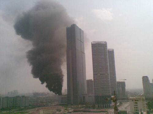 Đây không phải là lần đầu tiên tòa cao ốc cao nhất Hà Nội - Kengnam xảy ra hỏa hoạn. Trước đó, ngày 24/3/2010, một đám cháy đã xảy ra tại tầng 25 của công trình Keangnam. Đám cháy không lớn nhưng khói bốc cao khiến người ở xa hàng km cũng có thể nhìn thấy. Ảnh: Vietnamnet.