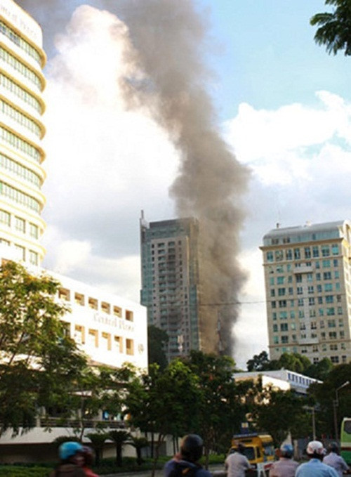 Chiều ngày 24/5/2009 đám cháy lớn xảy ra tại cao ốc căn hộ cho thuê 32 tầng của khu phức hợp cao cấp Kumho Asiana Plaza, đường Lê Duẩn (TP HCM). Ảnh: Sggp.