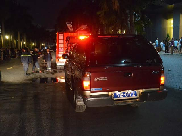 Đám cháy xảy ra tại căn hộ số 28.01 ở tầng 28 của tòa nhà. Sau 15 phút, ngọn lửa đã được lực lượng chức năng khống chế hoàn toàn. Ảnh: Dân Việt.