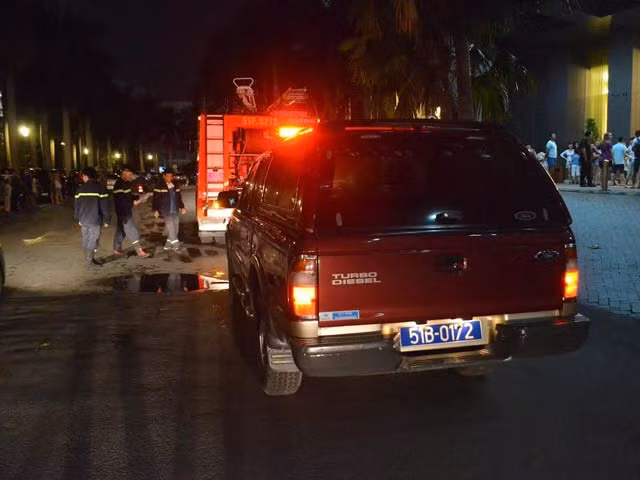 Đám cháy xảy ra tại căn hộ số 28.01 ở tầng 28 của tòa nhà. Sau 15 phút, ngọn lửa đã được lực lượng chức năng khống chế hoàn toàn. Ảnh: Dân Việt.