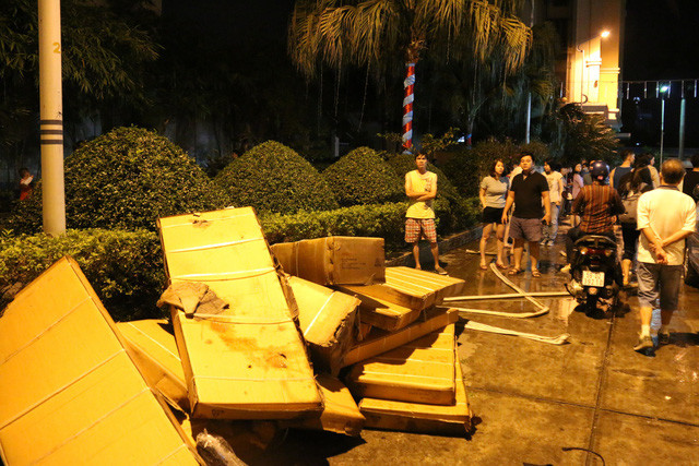 Rất may, khoảng 30 phút sau, lực lượng cảnh sát PCCC có mặt và khống chế đám cháy. Ảnh: Tuổi trẻ.