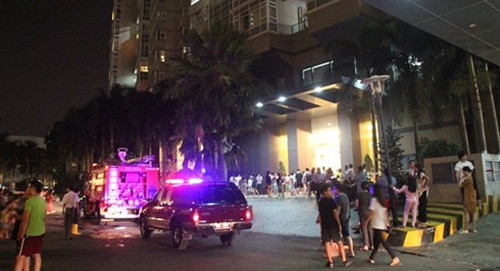 21h ngày 17/4/2017, một căn hộ trong chung cư Topaz 2 cao 37 tầng thuộc Khu dân cư phức hợp Saigon Pearl, (Bình Thạnh, TP HCM) bất ngờ phát hỏa khiến hơn 1.000 cư dân khiếp vía. Ảnh: VOV.