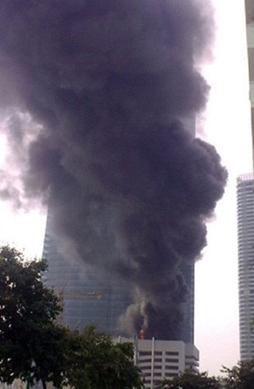 Tại Hà Nội, chiều 27/8/2011, tầng 7 công trường xây dựng tổ hợp chung cư Keangnam (đường Phạm Hùng, Hà Nội) bất ngờ bốc khói đen nghi ngút khiến hàng trăm công nhân hoảng hốt, giao thông xung quanh cao ốc tắc nghẽn. Ảnh: Vietnamnet.