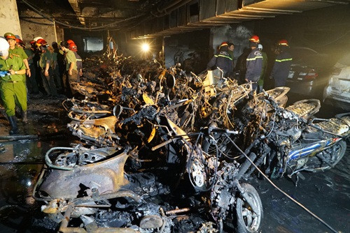 Không phải là trường hợp cháy chung cư cao cấp đầu tiên ở TP HCM nhưng vụ cháy tại chung cư Carina Plaza rạng sáng 23/3 được xem là vụ hỏa hoạn nghiêm trọng nhất trong vòng 15 năm qua ở TP HCM. Ảnh: Tuổi trẻ.