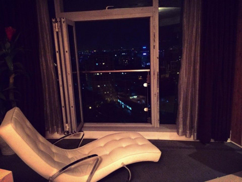 Cửa kính rộng cho tầm nhìn bao quát thành phố. Ảnh: Khám phá.