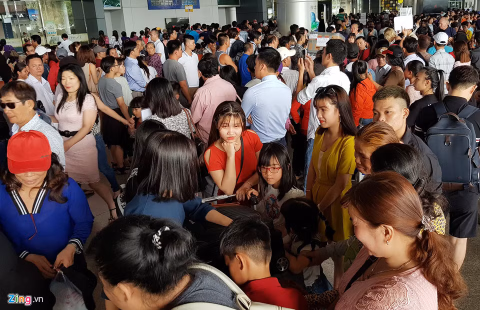 Tại khu vực sảnh bên ngoài chật kín người khi nhiều nhóm gia đình đứng chờ xe khá lâu.