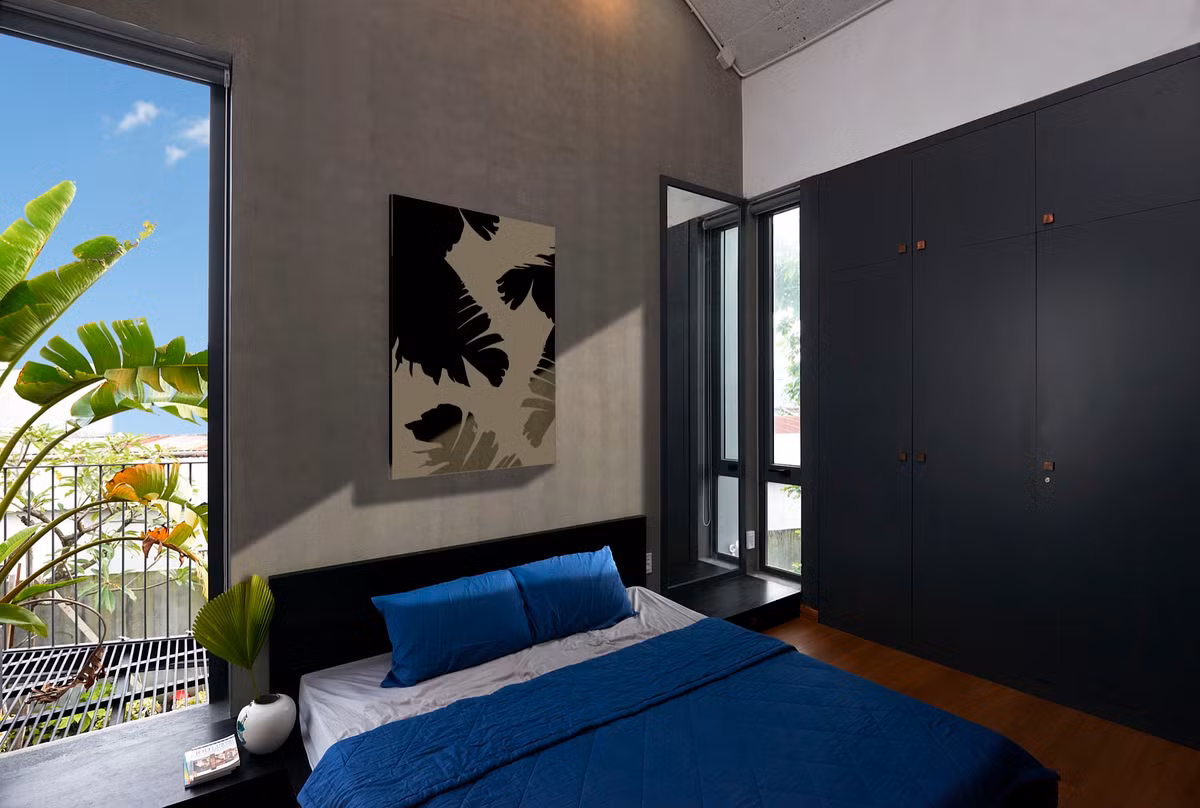 Phòng ngủ bài trí đơn giản. Nội thất được tiết chế tối đa nhằm gia tăng diện tích cho căn phòng.