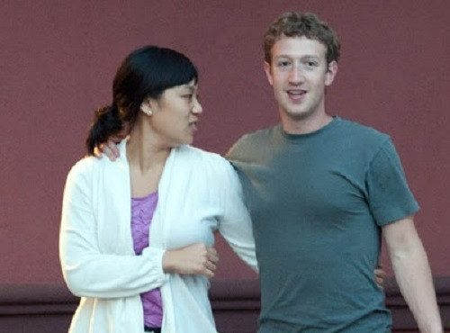 Khi còn là sinh viên năm thứ nhất Đại học Harvard, Mark Zuckerberg thường tới các buổi dạ tiệc cuối tuần và tình cờ làm quen Priscilla Chan trong lúc cả hai đang xếp hàng vào toilet. Ảnh: Odd Stuff Magazine.