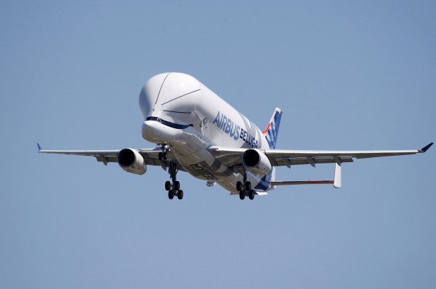 Máy bay cá voi của Airbus cao 19 m, tương đương một ngôi nhà 3 tầng, và có thể vận chuyển đến 51 tấn hàng hóa với quãng đường dài 2.500 dặm (khoảng hơn 4.000km). Ảnh: Mashable.