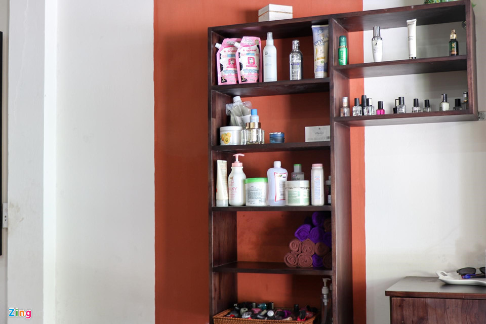 Là con gái của chủ cơ sở kinh doanh sắc đẹp nên Tiểu Vy cũng thừa hưởng năng khiếu làm đẹp từ mẹ.