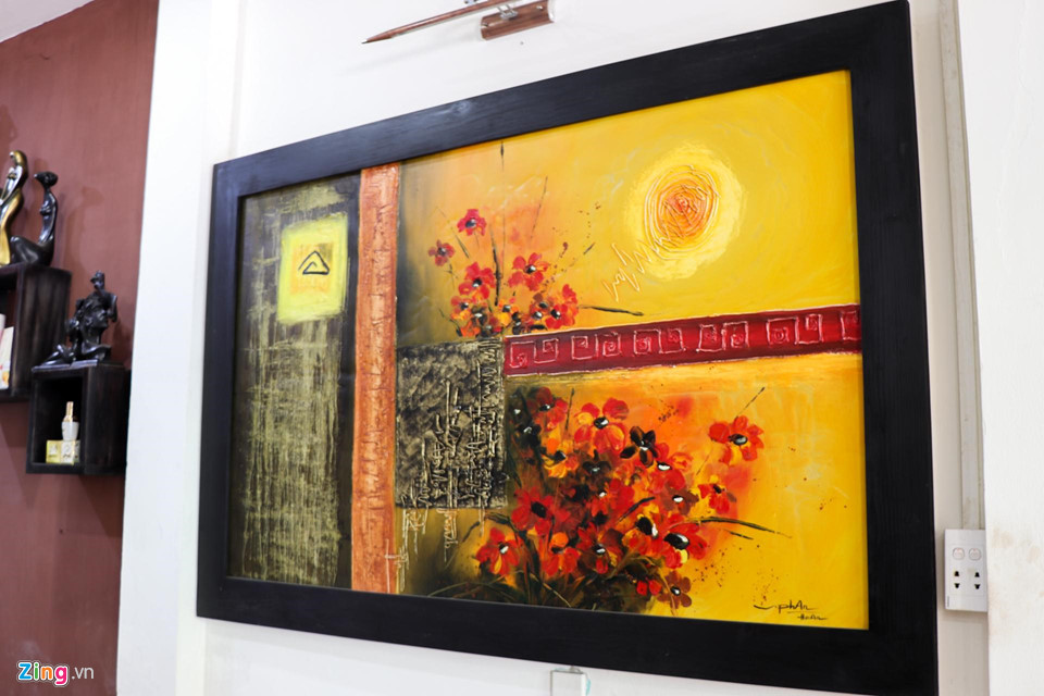 Tiểu Vy rất hào hứng mỗi khi được hỏi về gia đình, khẳng định cô rất yêu thương cha mẹ. Đặc biệt, mẹ là người bạn thân của cô và cũng là trụ cột gia đình. Cô cũng rất thương cha vi ông từng bị tai biến, nay đau yếu.