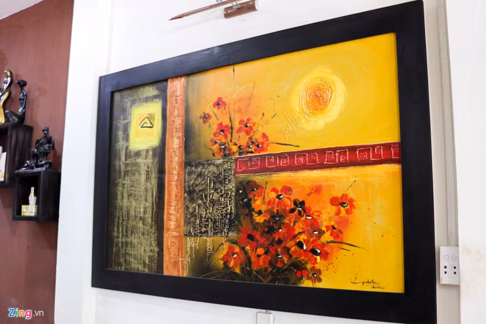 Tiểu Vy rất hào hứng mỗi khi được hỏi về gia đình, khẳng định cô rất yêu thương cha mẹ. Đặc biệt, mẹ là người bạn thân của cô và cũng là trụ cột gia đình. Cô cũng rất thương cha vi ông từng bị tai biến, nay đau yếu.