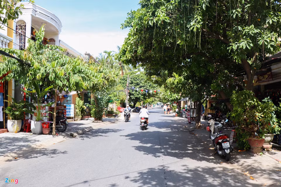 Con đường bên ngoài ngôi nhà của Tiểu Vy ngập tràn ánh nắng.