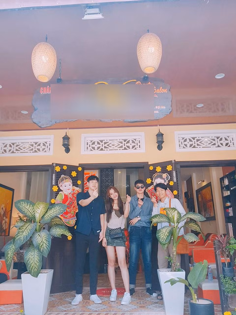 Hoa hậu Tiểu Vy từng rủ bạn bè về nhà chơi và chụp ảnh kỷ niệm trước ngôi nhà mặt phố của gia đình. Sau khi cô rời nhà lên TP.HCM học nốt 2 năm trung học, cha mẹ cô cải tạo nhà thành một cơ sở kinh doanh về làm đẹp.