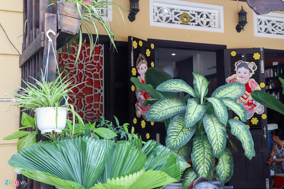 Trong khi đó, sáng 17/9, Hoa hậu Tiểu Vy có vài cuộc giao lưu với truyền thông trên cương vị mới. Cô chia sẻ rằng sau khi đoạt vương miện, trong đêm 16/9, cô hầu như không ngủ vì buổi sáng còn phải dậy sớm chuẩn bị trang phục và trang điểm cho các hoạt động của hoa hậu.