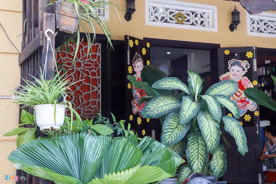 Trong khi đó, sáng 17/9, Hoa hậu Tiểu Vy có vài cuộc giao lưu với truyền thông trên cương vị mới. Cô chia sẻ rằng sau khi đoạt vương miện, trong đêm 16/9, cô hầu như không ngủ vì buổi sáng còn phải dậy sớm chuẩn bị trang phục và trang điểm cho các hoạt động của hoa hậu.