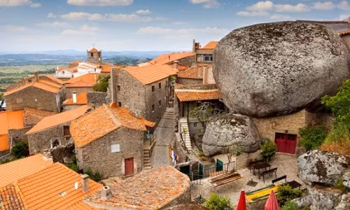 Nép mình trên sườn núi dốc của dãy núi Serra da Estrela, làng cổ Monsanto được xem là ngôi làng đặc biệt nhất Bồ Đào Nha. Ảnh: Inhabitat.