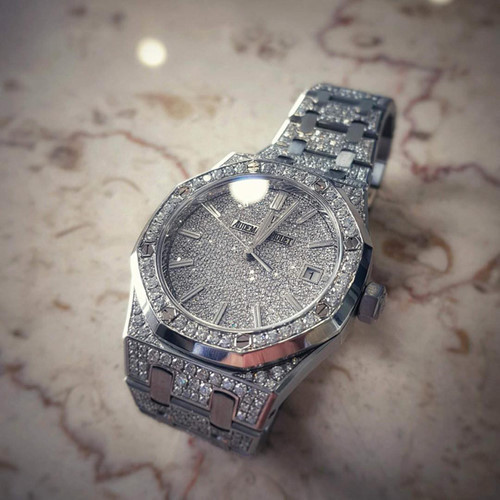 Có lần Mai Phương Thúy khoe chiếc đồng hồ thương hiệu Audemars Piguet, giá khoảng 100.000 USD (hơn 2 tỷ đồng). Ảnh: Dân Việt.