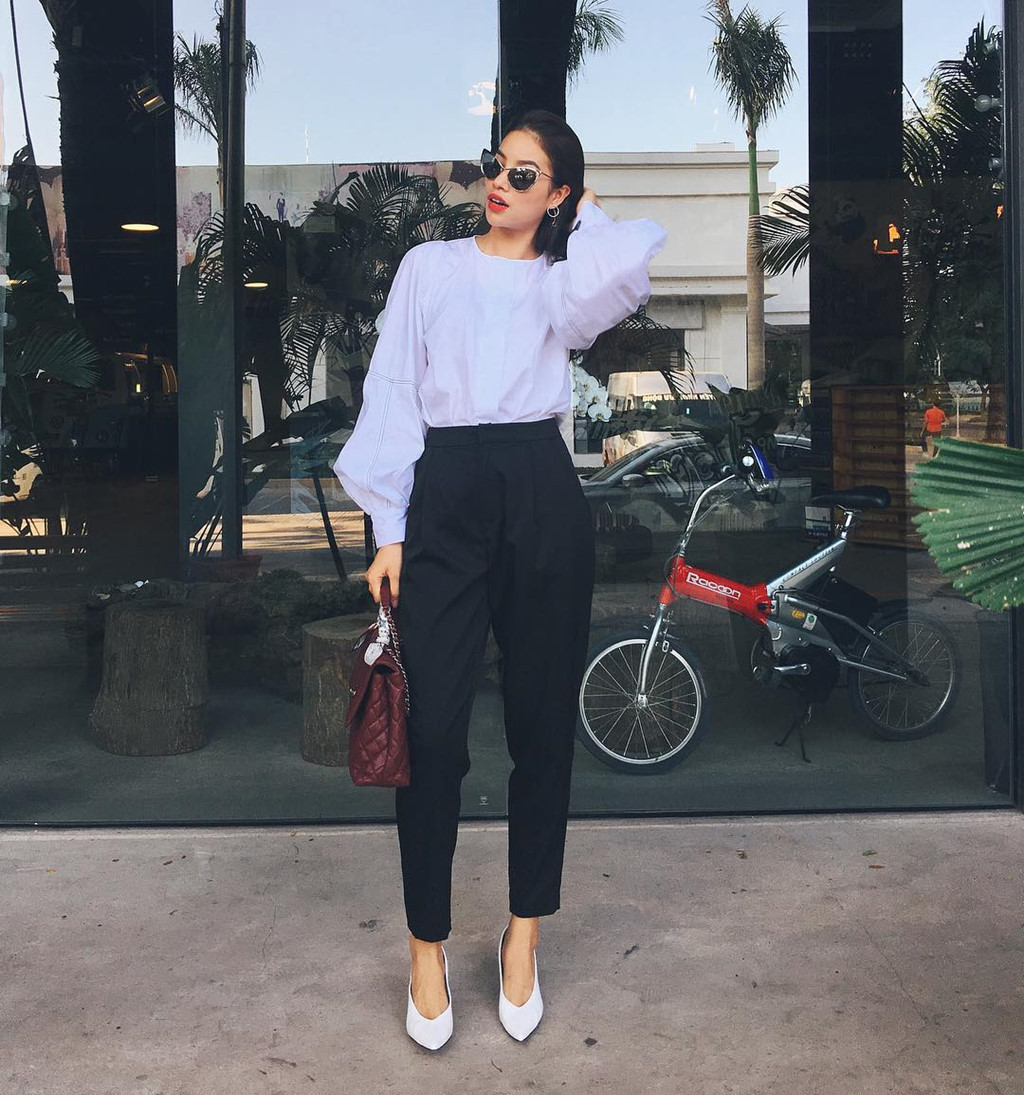 Phạm Hương cũng sở hữu kha khá túi Chanel, mỗi chiếc có giá trên 100 triệu đồng. Ảnh: Thegioitre.