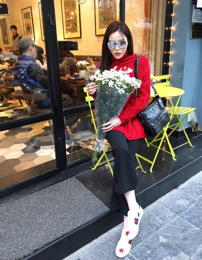 Kỳ Duyên với mẫu túi xách Gabrielle gam màu đen đơn giản trị giá 3.000 USD (khoảng 70 triệu đồng). Ảnh: Thegioitre.