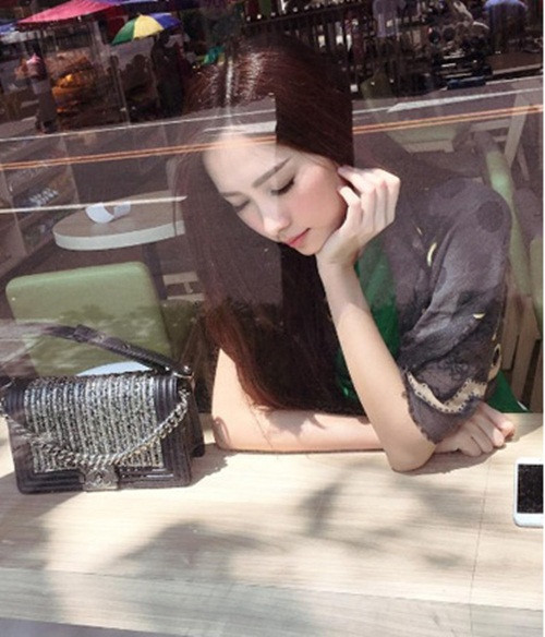 Chiếc túi Chanel Boy Flap Bag in Tweed and Patent của Thu Thảo được bán với giá trước thuế 4.800 USD (khoảng 105 triệu đồng). Ảnh: Khám phá.