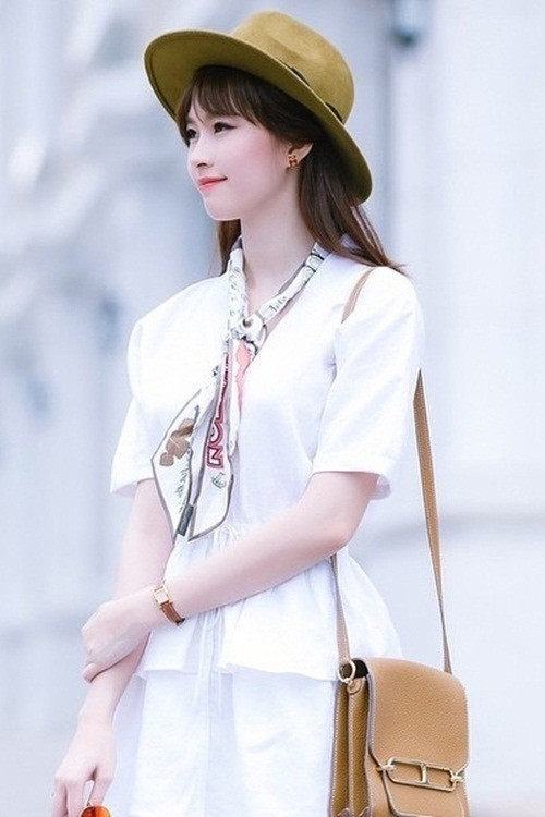 Thu Thảo dịu dàng trong chiếc khăn lụa Louis Vuitton (khoảng 5,7 triệu đồng) và túi xách vuông của Hermes (163 triệu đồng). Ảnh: Thegioitre.