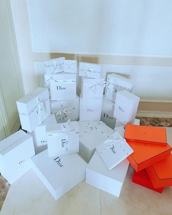 Phạm Hương được biết đến như một fan cuồng của thương hiệu túi xách. Ảnh: Thegioitre.