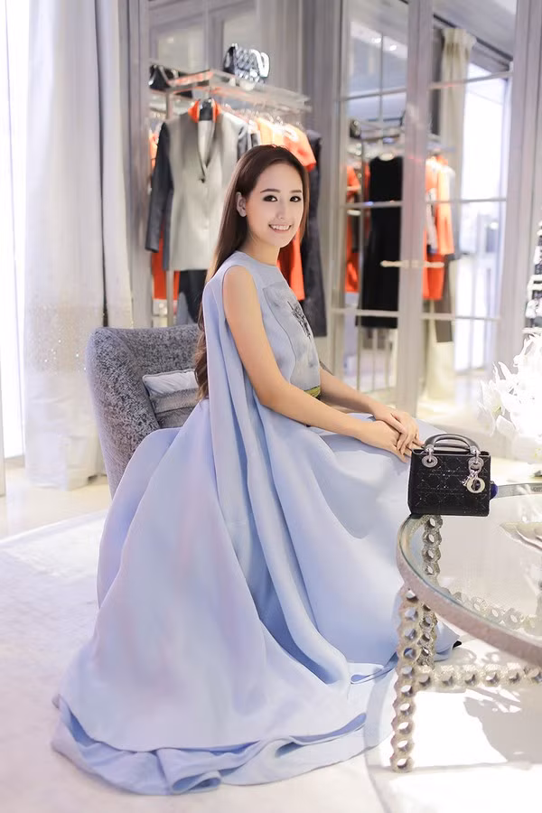 Mai Phương Thúy nổi tiếng là tây chơi hàng hiệu trong showbiz Việt. Ngoài trang phục đắt tiền, Mai Phương Thúy rất yêu thích những chiếc túi hiệu Chanel, đồng hồ hiệu Patek Philipp, Hublo... đẳng cấp. Ảnh: Zing.