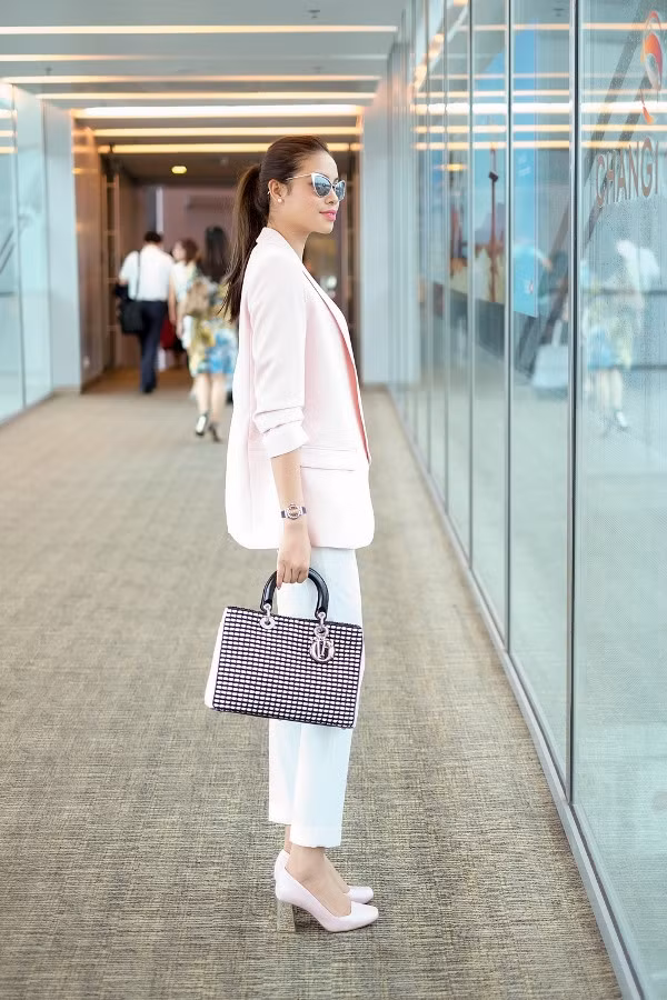 Túi xách Lady Dior bản lớn khoảng 110 triệu đồng. Ảnh: Zing.