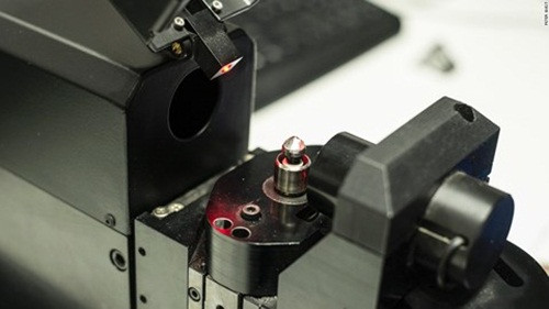 Viên kim cương chuẩn bị đánh bóng trong nhà xưởng.