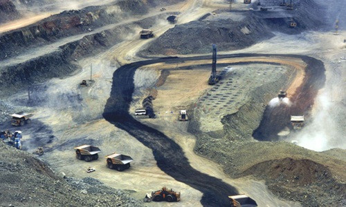 Ô tô tải xuống khu mỏ qua những con đường ngoằn nghoèo dẫn từ miệng hố.