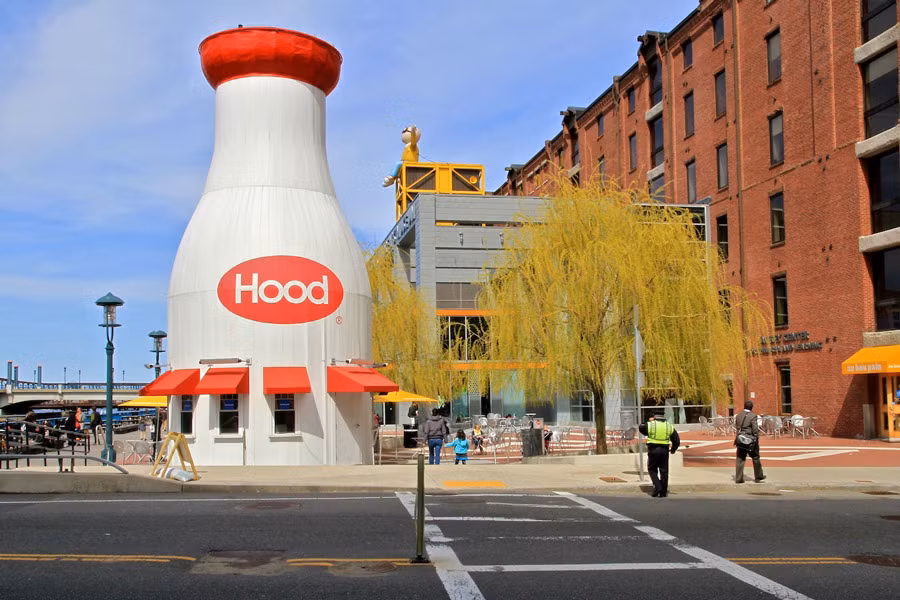 Được thiết kế bởi kiến trúc sư người Pháp Philippe Starck, tòa nhà màu đen nằm bên bờ sông Sumidagawa tại Tokyo, Nhật Bản có một ngọn lửa màu vàng nặng 300 tấn trên nóc tòa nhà, nhìn từ xa tổng thể cả tòa nhà trông hệ như một cốc bia tươi.