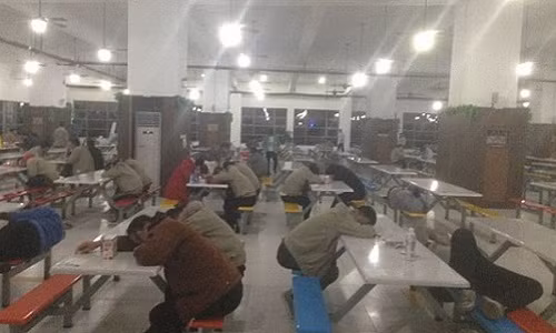 Công nhân công ty tranh thủ thời gian nghỉ ngơi ngắn ngủ để chập mắt lấy lại nguồn năng lượng.