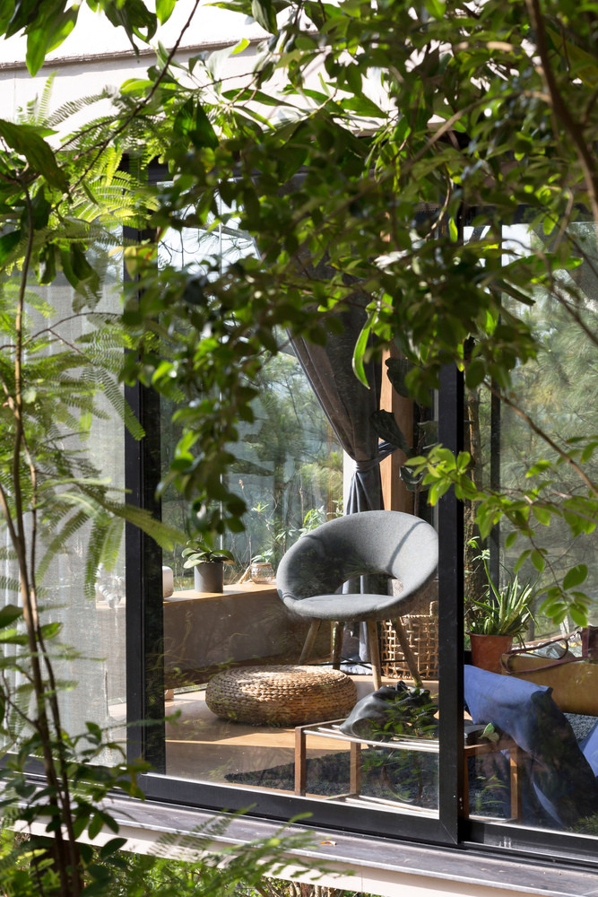 Ngôi nhà gỗ mang đến một cảm giác bình lặng, trầm tĩnh giữa thiên nhiên trong lành. Nguồn ảnh: Le Hoang.