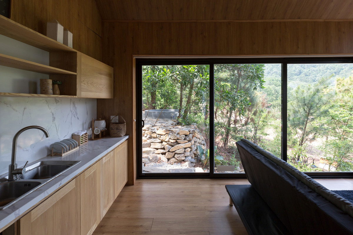 Phòng bếp có tầm nhìn rộng ra đồi thông.