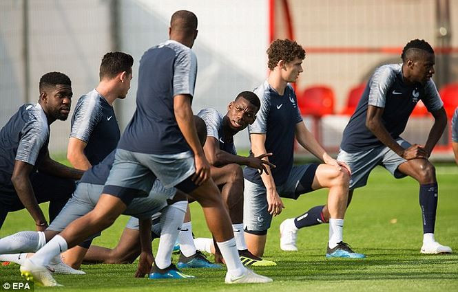 Các cầu thủ Pháp tập luyện trước trận chung kết.