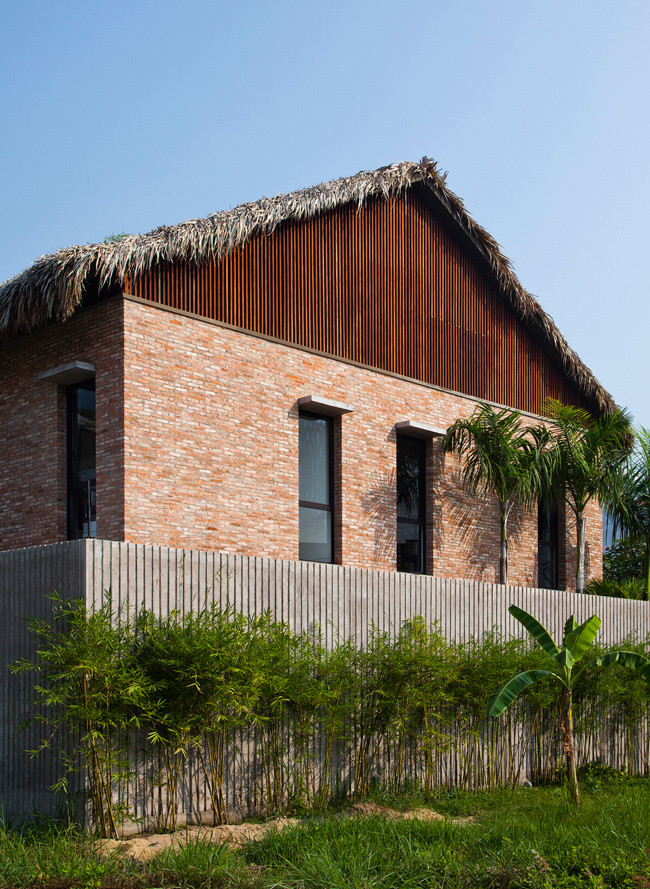 Vốn là loại vật liệu xây dựng địa phương truyền thống, gạch đất nung ngày nay được sử dụng như một xu hướng trang trí trong thiết kế nhà ở. Ảnh: Archdaily.